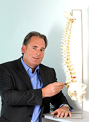 Dr. med Michael Nager: „Mit der SpineMED®-Methode lassen sich selbst schwere Bandscheibenvorfälle oft noch ohne Operation behandeln!“
